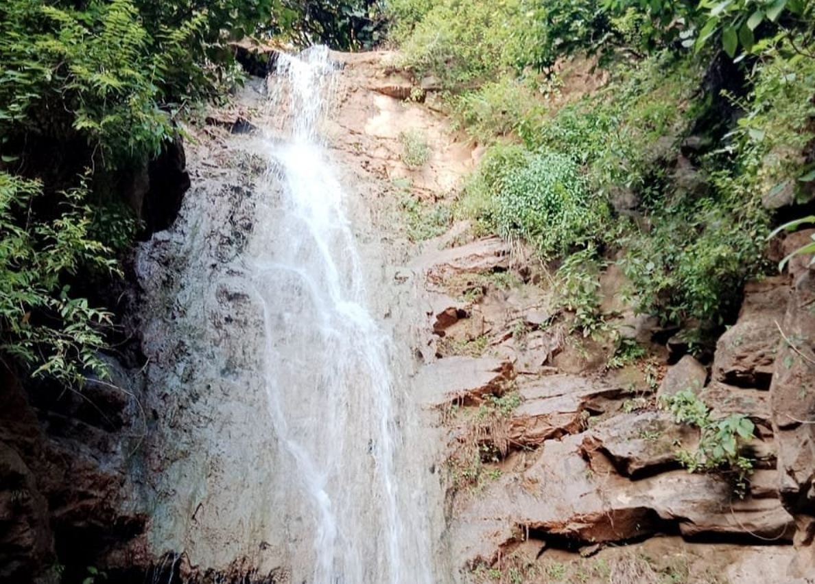 Morni Waterfall (near Santikunj Homestay)